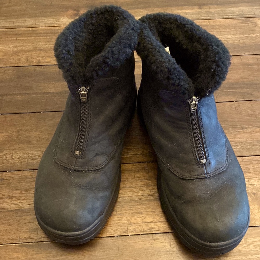RARE Vintage UGG Genuine Leather, Genuine Sheepskin, Solid Rubber Outsole - Sz 8